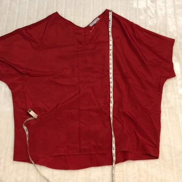 Larry Levine Short Sleeve Batwing Style Blouse - Picture 9 of 9